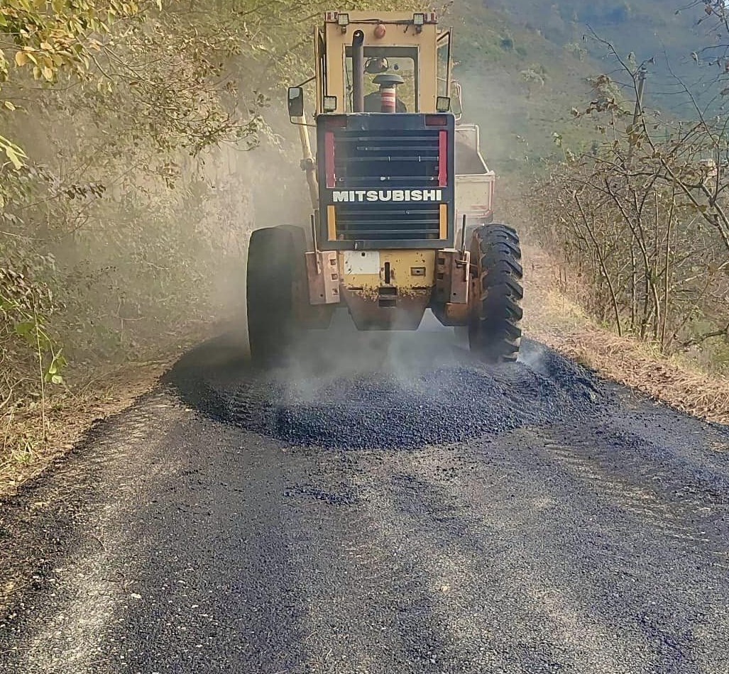 Giresun İl Özel İdaresi Tirebolu ilçesi Kuskunlu köyünde sıcak asfalt yama çalışması gerçekleştirdi. 