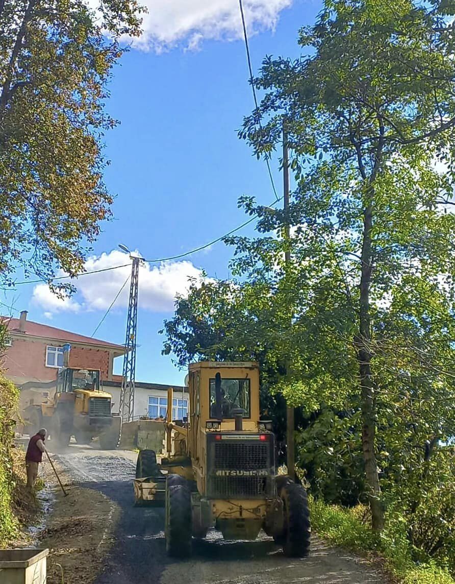  Tirebolu ilçesi Yalç köyünde sıcak asfalt yama çalışması gerçekleştirildi.